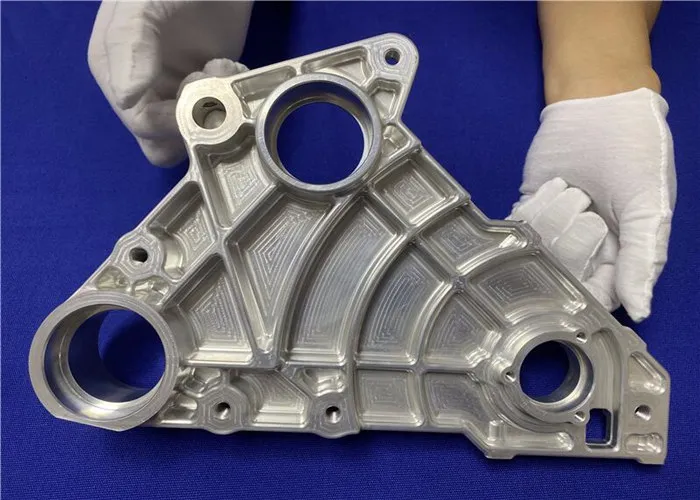 정밀 CNC 가공 대 기존 가공: 완벽 가이드